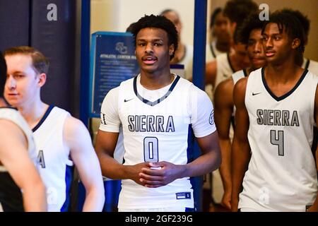 Les Trailblazers du Sierra Canyon gardent Bronny James (0) lors du championnat de basket-ball de la section Sud 2021 du CIF, le vendredi 11 juin 2021, à Chats Banque D'Images