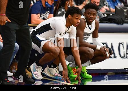 Les Trailblazers du Sierra Canyon gardent Bronny James (0) lors du championnat de basket-ball de la section Sud 2021 du CIF, le vendredi 11 juin 2021, à Chats Banque D'Images