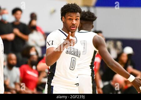 Les Trailblazers du Sierra Canyon gardent Bronny James (0) lors du championnat de basket-ball de la section Sud 2021 du CIF, le vendredi 11 juin 2021, à Chats Banque D'Images