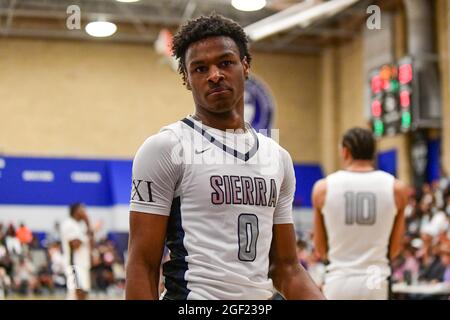 Les Trailblazers du Sierra Canyon gardent Bronny James (0) lors du championnat de basket-ball de la section Sud 2021 du CIF, le vendredi 11 juin 2021, à Chats Banque D'Images