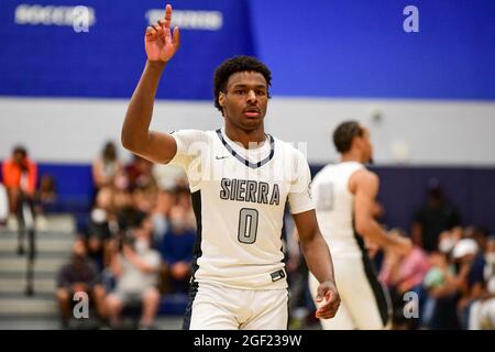 Les Trailblazers du Sierra Canyon gardent Bronny James (0) lors du championnat de basket-ball de la section Sud 2021 du CIF, le vendredi 11 juin 2021, à Chats Banque D'Images