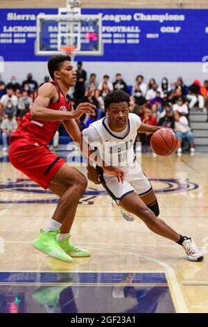 Les Trailblazers du Sierra Canyon gardent Bronny James (0) lors du championnat de basket-ball de la section Sud 2021 du CIF, le vendredi 11 juin 2021, à Chats Banque D'Images