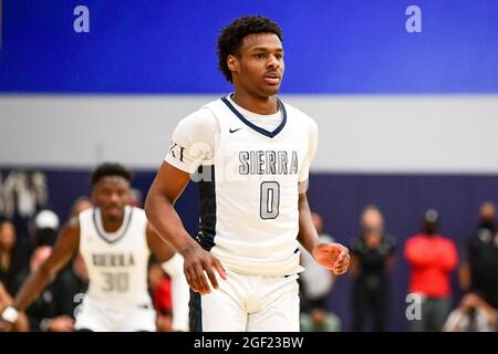 Les Trailblazers du Sierra Canyon gardent Bronny James (0) lors du championnat de basket-ball de la section Sud 2021 du CIF, le vendredi 11 juin 2021, à Chats Banque D'Images