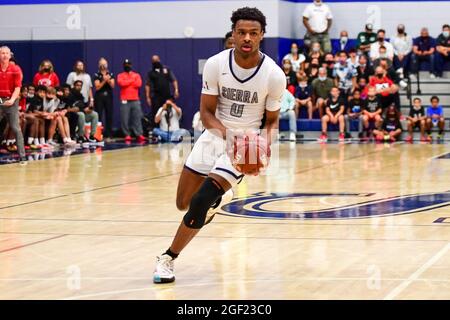 Les Trailblazers du Sierra Canyon gardent Bronny James (0) lors du championnat de basket-ball de la section Sud 2021 du CIF, le vendredi 11 juin 2021, à Chats Banque D'Images