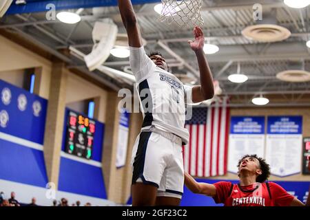 Les Trailblazers du Sierra Canyon gardent Bronny James (0) lors du championnat de basket-ball de la section Sud 2021 du CIF, le vendredi 11 juin 2021, à Chats Banque D'Images