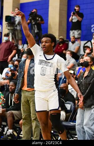 Les Trailblazers du Sierra Canyon gardent Bronny James (0) lors du championnat de basket-ball de la section Sud 2021 du CIF, le vendredi 11 juin 2021, à Chats Banque D'Images