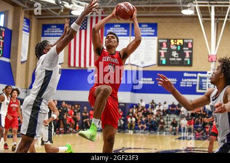 Centennial Huskies avance Aaron McBride (21) lors du championnat de basket-ball de la section Sud 2021 du CIF, le vendredi 11 juin 2021, à Chatswort Banque D'Images