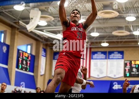 Centennial Huskies avance Aaron McBride (21) lors du championnat de basket-ball de la section Sud 2021 du CIF, le vendredi 11 juin 2021, à Chatswort Banque D'Images