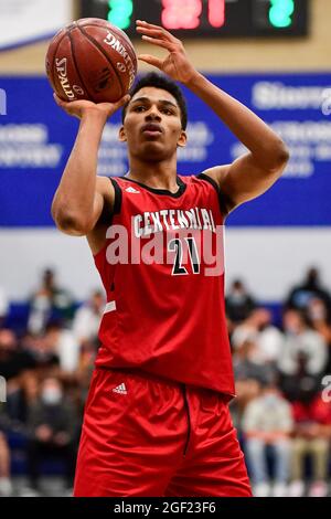 Centennial Huskies avance Aaron McBride (21) lors du championnat de basket-ball de la section Sud 2021 du CIF, le vendredi 11 juin 2021, à Chatswort Banque D'Images