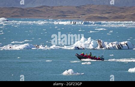 JOKULSARLON, ISLANDE - 30 juillet 2021 : aventure en bateau sur le lac glacier de Jokulsarlon le 30 juillet 2021. Banque D'Images