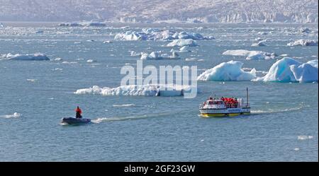 JOKULSARLON, ISLANDE - 30 JUILLET 2021 : excursion en bateau sur la lagune glaciaire de Jokulsarlon en Islande. Beaucoup de gens visitent le célèbre lagon glaciaire en Islande tous les yeux Banque D'Images