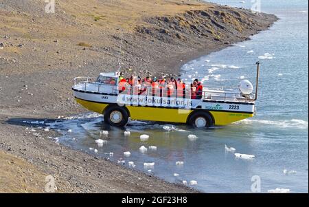 JOKULSARLON, ISLANDE - 30 JUILLET 2021 : excursion en bateau sur la lagune glaciaire de Jokulsarlon en Islande. Beaucoup de gens visitent le célèbre lagon glaciaire en Islande tous les yeux Banque D'Images