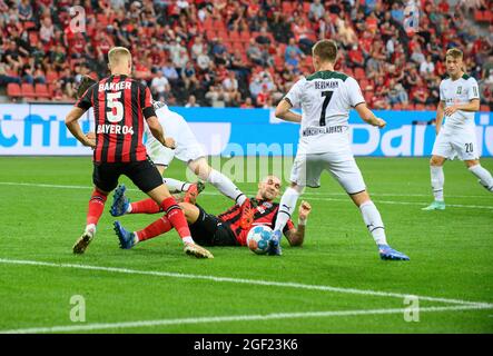 Robert ANDRICH (LEV) graetscht contre Florian NEUHAUS (MG), Aktion, duels, goalchance, de gauche à droite avec BAKKER (LEV), Florian NEUHAUS (MG), Robert ANDRICH (LEV), Patrick HERRMANN (MG), Soccer 1. Bundesliga, 2e jour de match, Bayer 04 Leverkusen (LEV) - Borussia Monchengladbach (MG) 4: 0, le 21 août 2021 à Leverkusen/Allemagne. #DFL les règlements interdisent toute utilisation de photographies comme séquences d'images et/ou quasi-vidéo # Â Banque D'Images