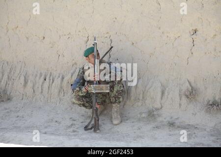 Un soldat de l'Armée nationale afghane assure la sécurité lors d'une mission de déminage près de la base opérationnelle Forward Super, province de Paktika, Afghanistan, le 1er juin 2012. (É.-U. Photo de l'armée par la SPC. David J. Barnes / publié) Banque D'Images