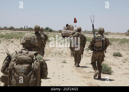 Les soldats américains affectés à la troupe Alpha, 1er Bataillon, 4e Régiment de cavalerie, se rendre dans le village de Janubi, province de Paktika, Afghanistan, alors que l'Armée nationale afghane s'en va, le 1er juin 2012. (É.-U. Photo de l'armée par la SPC. David J. Barnes / publié) Banque D'Images