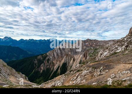 Les sommets les plus proches du groupe de montagnes de Latemar et des montagnes de Dolomiti di Fieme en arrière-plan de Forcella Grande del Latemar dans les montagnes de Dolomites Banque D'Images