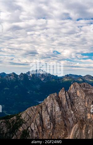 Pic de la CIMA d’Asta dans les montagnes Dolomiti di Fiemme de Forcella Grande del Latemar dans le groupe de montagnes de Latemar dans les Dolomites pendant la mornin d’été Banque D'Images