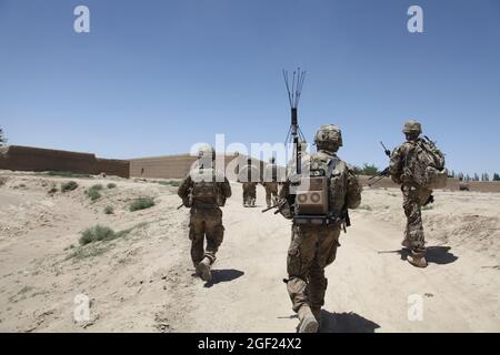 Des soldats américains affectés à la troupe Alpha, 1er Bataillon, 4e Régiment de cavalerie, patrouillent dans le village de Janubi, province de Paktika, Afghanistan, 1er juin 2012, lors d'une mission de compensation d'itinéraire. (É.-U. Photo de l'armée par la SPC. David J. Barnes / publié) Banque D'Images