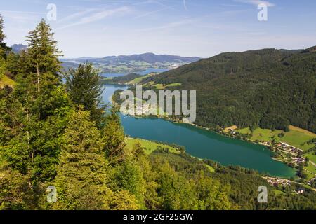 Lac Mondsee depuis Sankt Gilgen belvédère avec Alp montagne. Vue aérienne sur le paysage autrichien Banque D'Images