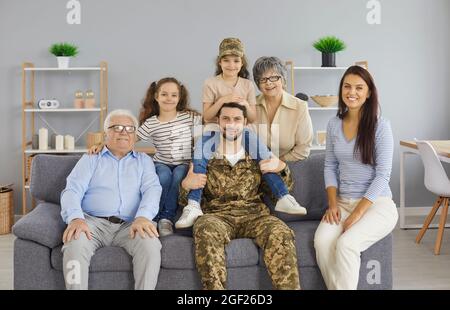 Portrait d'un militaire heureux à la maison avec sa grande famille. Réunion en famille. Banque D'Images