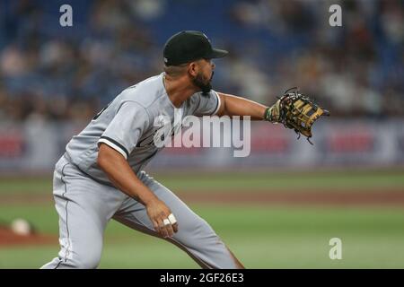 Saint-Pétersbourg, Floride. USA; Chicago White Sox premier baseman Jose Abreu (79) fait la prise pour la sortie lors d'un match de baseball de ligue majeure contre le Banque D'Images