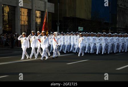 KIEV, UKRAINE - le 22 AOÛT 2021 - des officiers de la marine ukrainienne défilent pendant la répétition de la parade de l'indépendance de Kiev sur la rue Khreshchatyk Banque D'Images