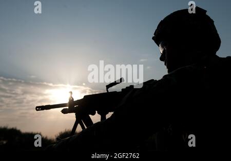 Un soldat américain affecté à la troupe Bravo, 4e Escadron, 9e Régiment de cavalerie, 2e équipe de combat de la brigade blindée, 1re Division de cavalerie, est silhoueté à un poste de sécurité lors d'une patrouille de présence autour de la base opérationnelle Forward Fenty, dans la province de Nangarhar, en Afghanistan, le 22 août 2013. Le but de la patrouille en début de matinée était de vérifier la sécurité du périmètre de Fenty et d'engager la population locale. (É.-U. Photo de la Garde nationale de l'armée par le Sgt. Margaret Taylor/libéré) ) Banque D'Images