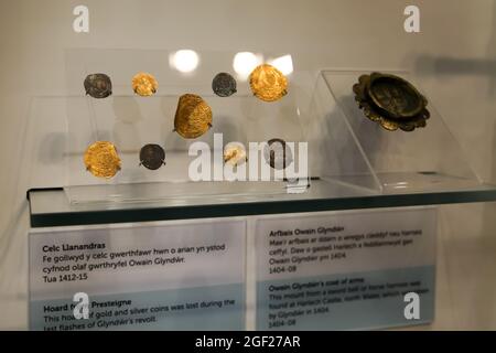 Cagoule de pièces d'or et d'argent du 15th siècle trouvé près de Presteigne, Musée national d'histoire de Sain Ffagan (St Fagans), Cardiff, pays de Galles, août 2021 Banque D'Images