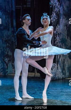 La Prima ballerina dans un tutu traverse la scène dans une représentation de Swan Lake dans un théâtre à Saint-Pétersbourg, en Russie Banque D'Images