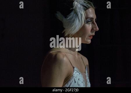 Ballerina attend les coulisses pour le signal approprié pour son entrée dans une représentation du lac des cygnes à Saint-Pétersbourg, en Russie Banque D'Images