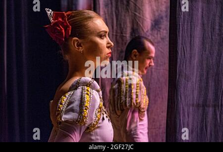 Des danseuses de ballet mâles et femelles attendent leur retour de repère pour se produire dans une production de Swan Lake à Saint-Pétersbourg, en Russie. Banque D'Images