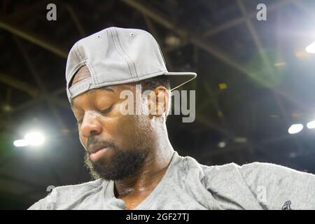 Edmonton, Canada. 22 août 2021. Jahmal Jones célèbre la victoire au championnat avec ses fans après la finale de la saison de basket-ball élite canadienne entre les Edmonton Stingers et les Lions de la rivière Niagara au centre d'exposition d'Edmonton. Les Edmonton Stingers revendiquent leur deuxième championnat droit CEBL. Crédit : SOPA Images Limited/Alamy Live News Banque D'Images