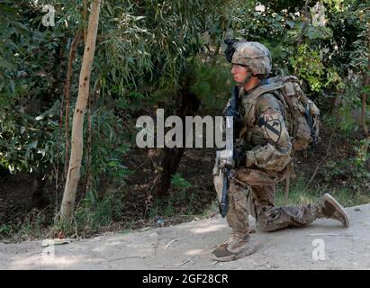 PFC de l'armée américaine. Bracken Pederson, de West point (Utah), un rifleman avec la troupe B, 4e Escadron, 9e Régiment de cavalerie, 2e équipe de combat de brigade blindée, 1re Division de cavalerie, assure la sécurité sur une route pendant une patrouille de reconnaissance de l'après-midi près de la base opérationnelle Forward Fenty, province de Nangarhar, Afghanistan, le 29 septembre 2013. Au cours de la patrouille, les soldats ont arpenté les terres entourant Fenty et rencontré les habitants des villages voisins pour améliorer les relations existantes. (É.-U. Photo de la Garde nationale de l'armée par le Sgt. Margaret Taylor, 129e Détachement des affaires publiques mobiles/RELÂCHÉ) Banque D'Images