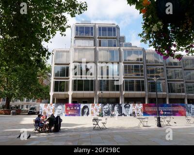 Londres, Grand Londres, Angleterre, 10 août 2021 : les pigeons attendent près d'une table sur la place de la cathédrale, près de la rue Victoria. Banque D'Images