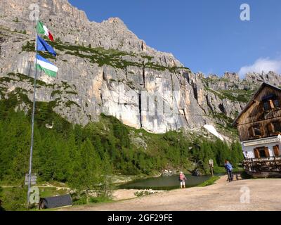 Dans les Dolomites - Rifugio Palmieri et son lac avec la montagne Croda da Lago au-dessus de Cortina d'Ampezzo, Vénétie, Italie Banque D'Images