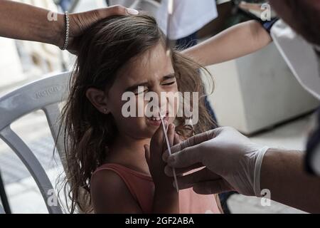 Jérusalem, Israël. 23 août 2021. Les ambulanciers paramédicaux de Magen David Adom, en tant qu'organisation israélienne de la Croix-Rouge et chef de file du SGE, effectuent des tests rapides d'Antigen Covid-19 sur les non vaccinés âgés de plus de trois ans. Un résultat négatif accorde un Green Pass de 24 heures et un accès à des lieux publics intérieurs et à des événements, conformément aux nouvelles restrictions imposées par le gouvernement. Une passe verte à long terme est accordée uniquement aux personnes entièrement vaccinées ou récupérées du coronavirus. Israël combat une quatrième vague de COVID-19 composée principalement de la variante Delta. Crédit : NIR Amon/Alamy Live News Banque D'Images