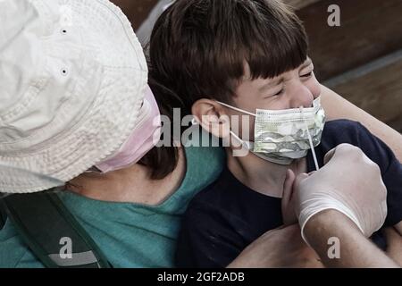 Jérusalem, Israël. 23 août 2021. Les ambulanciers paramédicaux de Magen David Adom, en tant qu'organisation israélienne de la Croix-Rouge et chef de file du SGE, effectuent des tests rapides d'Antigen Covid-19 sur les non vaccinés âgés de plus de trois ans. Un résultat négatif accorde un Green Pass de 24 heures et un accès à des lieux publics intérieurs et à des événements, conformément aux nouvelles restrictions imposées par le gouvernement. Une passe verte à long terme est accordée uniquement aux personnes entièrement vaccinées ou récupérées du coronavirus. Israël combat une quatrième vague de COVID-19 composée principalement de la variante Delta. Crédit : NIR Amon/Alamy Live News Banque D'Images