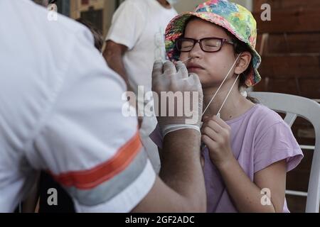 Jérusalem, Israël. 23 août 2021. Les ambulanciers paramédicaux de Magen David Adom, en tant qu'organisation israélienne de la Croix-Rouge et chef de file du SGE, effectuent des tests rapides d'Antigen Covid-19 sur les non vaccinés âgés de plus de trois ans. Un résultat négatif accorde un Green Pass de 24 heures et un accès à des lieux publics intérieurs et à des événements, conformément aux nouvelles restrictions imposées par le gouvernement. Une passe verte à long terme est accordée uniquement aux personnes entièrement vaccinées ou récupérées du coronavirus. Israël combat une quatrième vague de COVID-19 composée principalement de la variante Delta. Crédit : NIR Amon/Alamy Live News Banque D'Images