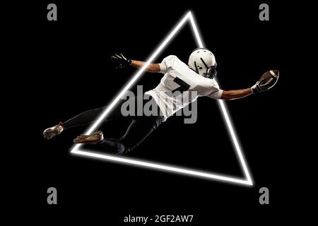 Collage d'art, concept de sport, action, mouvement dans le sport. Un jeune joueur de football américain survole un triangle luminescent sur fond noir Banque D'Images