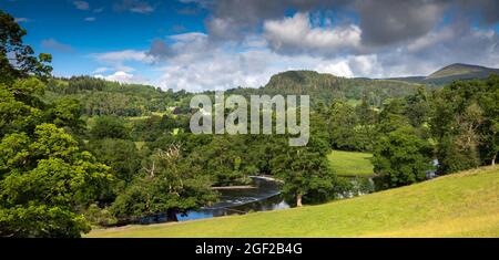 UK Wales, Clwyd, Llangollen, Berwyn, Horseshoe Falls sur la rivière Dee détournant l'eau vers le canal de Llangollen, panoramique Banque D'Images