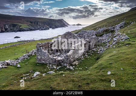 Village abandonné à un port entre Ardara et Glencolummkille dans le comté de Donegal - Irlande Banque D'Images