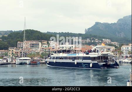 Espagne, Majorque, Port de Soller, 10 mai 2018. Puerto de Soller avec une vue magnifique et des bateaux de luxe sur l'île des Baléares Banque D'Images