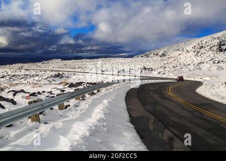 Une route sur le flanc d'une montagne enneigée en hiver. Photographié sur le chemin Bruce, Mount Ruapehu, Nouvelle-Zélande Banque D'Images