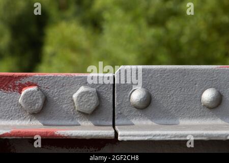 La main courante du pont est reliée par un boulon, un écrou et un rivet peints avec de la peinture primaire Banque D'Images