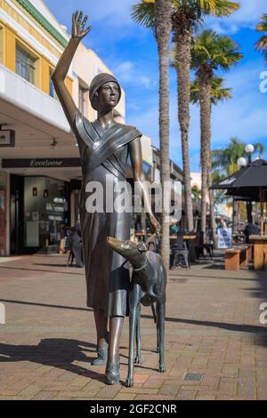 « une vague dans le temps », statue en bronze d'une femme des années 1930 qui réveille un lévrier, à Napier, « la capitale Art déco de Nouvelle-Zélande » Banque D'Images