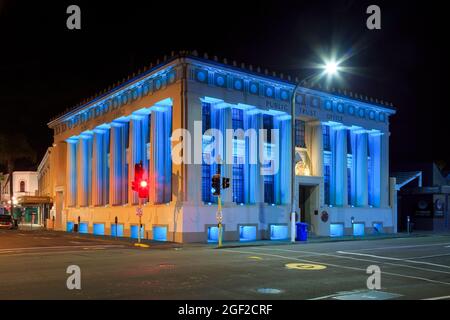 Napier, Nouvelle-Zélande. Le public Trust Office, un bâtiment classique des années 1920, illuminé la nuit Banque D'Images