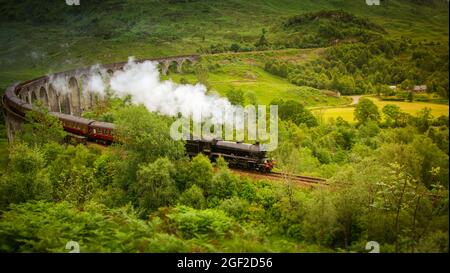 Train à vapeur Hogwarts Express de Harry Potter à Glenfinnan, en Écosse Banque D'Images