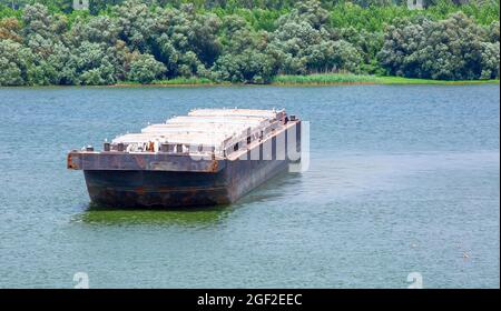la barge transporte des cargaisons sur la rivière.Mise au point sélective Banque D'Images