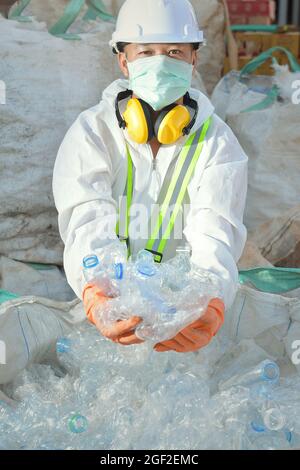 Pile de bouteilles en PET vides. Recyclage des bouteilles en plastique. Déchets en plastique bleu Banque D'Images