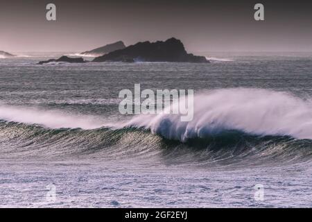 Grandes vagues et vents violents au large de la baie Fistral, à Newquay, en Cornwall. Banque D'Images